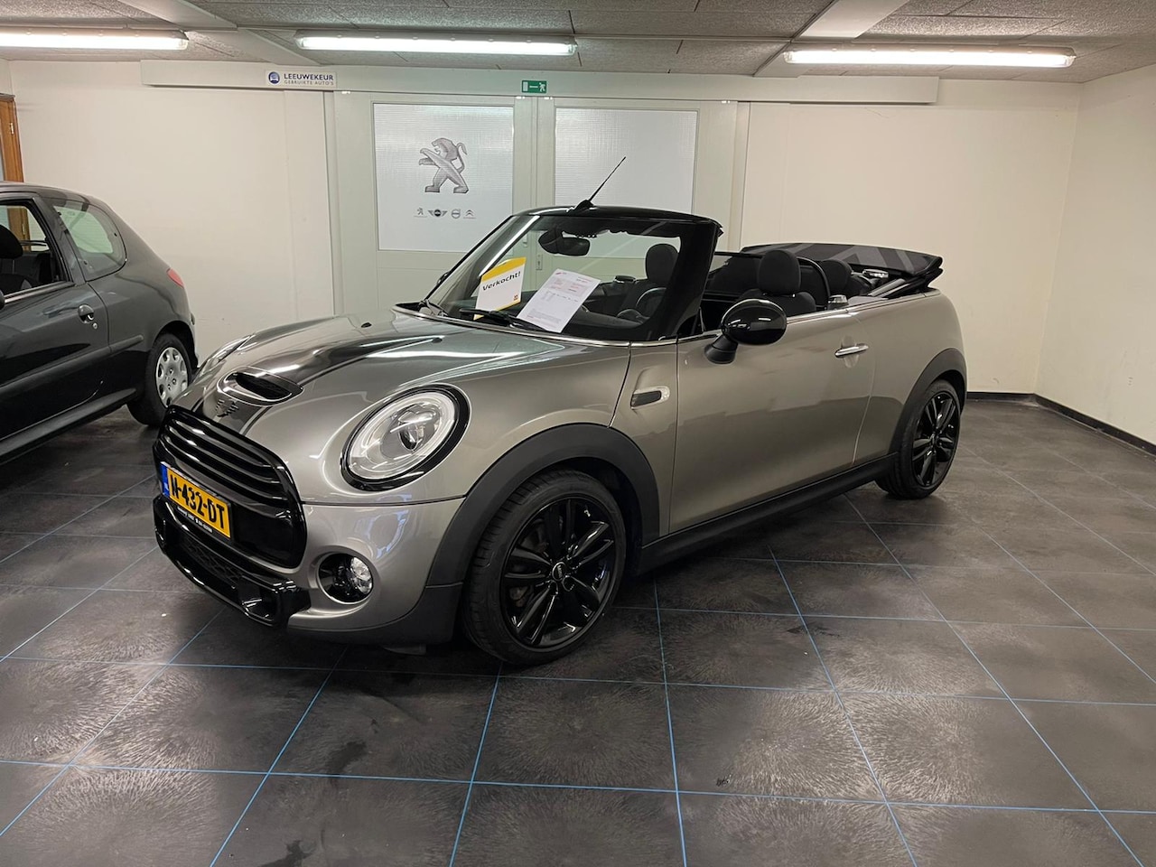 MINI Cabrio - 1.5 Cooper Chili Serious Business Mini Cooper Chili 1.5 Serious Business Cabriolet Grijs 3-Deurs  - AutoWereld.nl