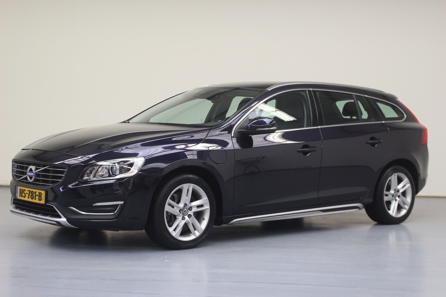 Volvo V60 - 2.4 D6 Twin Engine Summum | Rijklaarprijs | Trekhaak | Styling pack | - AutoWereld.nl