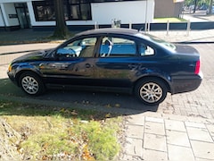 Volkswagen Passat - 1.6 Trendline