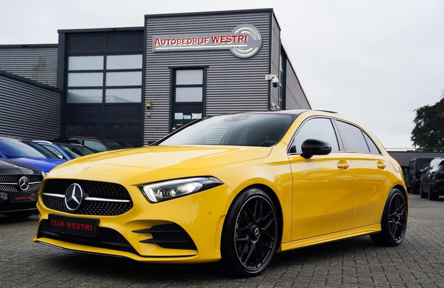 Mercedes-Benz A-klasse - 180 Premium Plus | AMG Pakket | Panorama | Leder/alcantara | Elektrisch verstelbare voorst - AutoWereld.nl