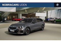 BMW 5-serie Touring - 530e M Sport Automaat / Panoramadak / Trekhaak / Stoelventilatie / Parking Assistant Plus