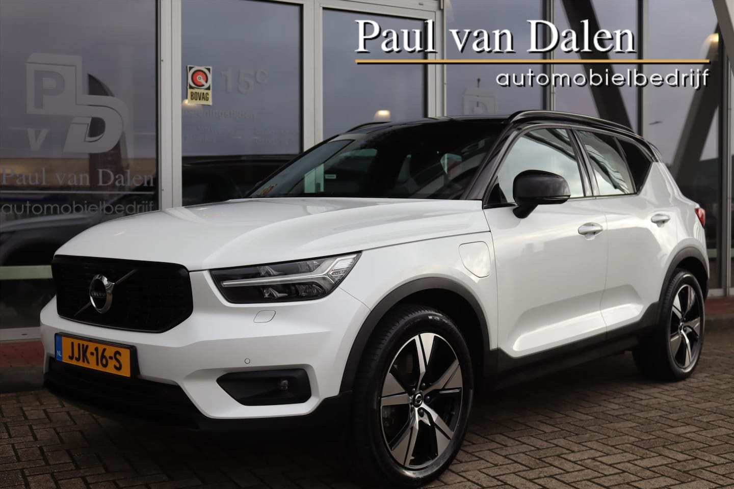 Volvo XC40 - 1.5 T4 211PK RECHARGE AUTOMAAT R-DESIGN Panodak | Electr. trekh. | Wit Metallic | Harman K - AutoWereld.nl