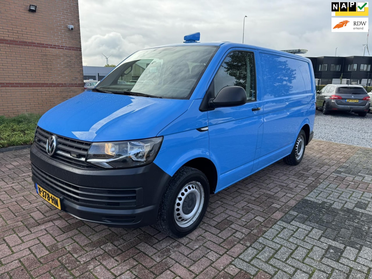 Volkswagen Transporter - 2.0 TDI L1H1 Comfortline 2.0 TDI L1H1 Comfortline, Euro 6, Stand kachel, Omvormer, Inbouw, Trekhaak, 3 zits, - AutoWereld.nl