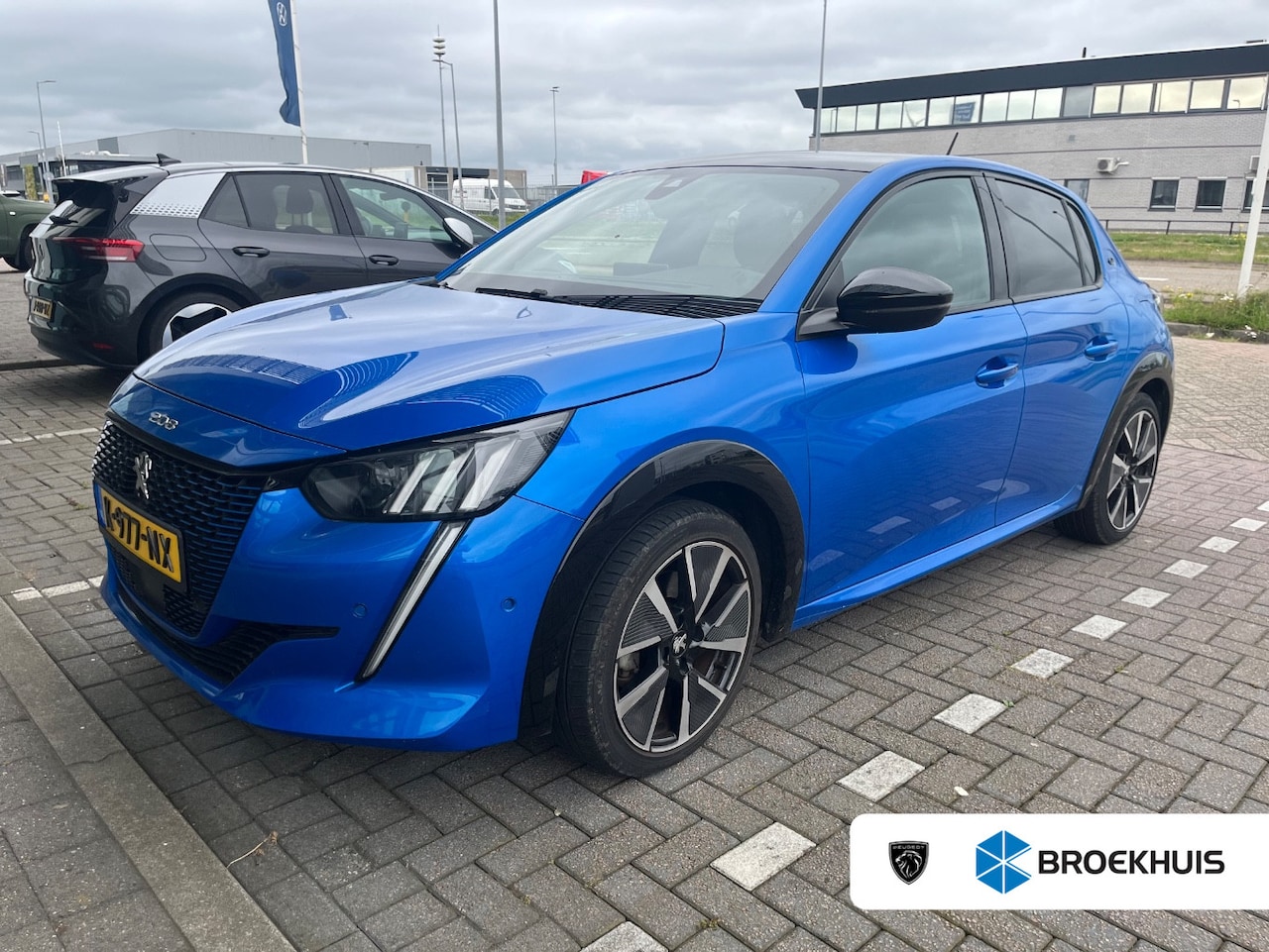 Peugeot e-208 - EV GT Pack 50 kWh Panorama Dak | Leder/Alcantara | Digitaal Dashboard | Camera | Stoelverw - AutoWereld.nl