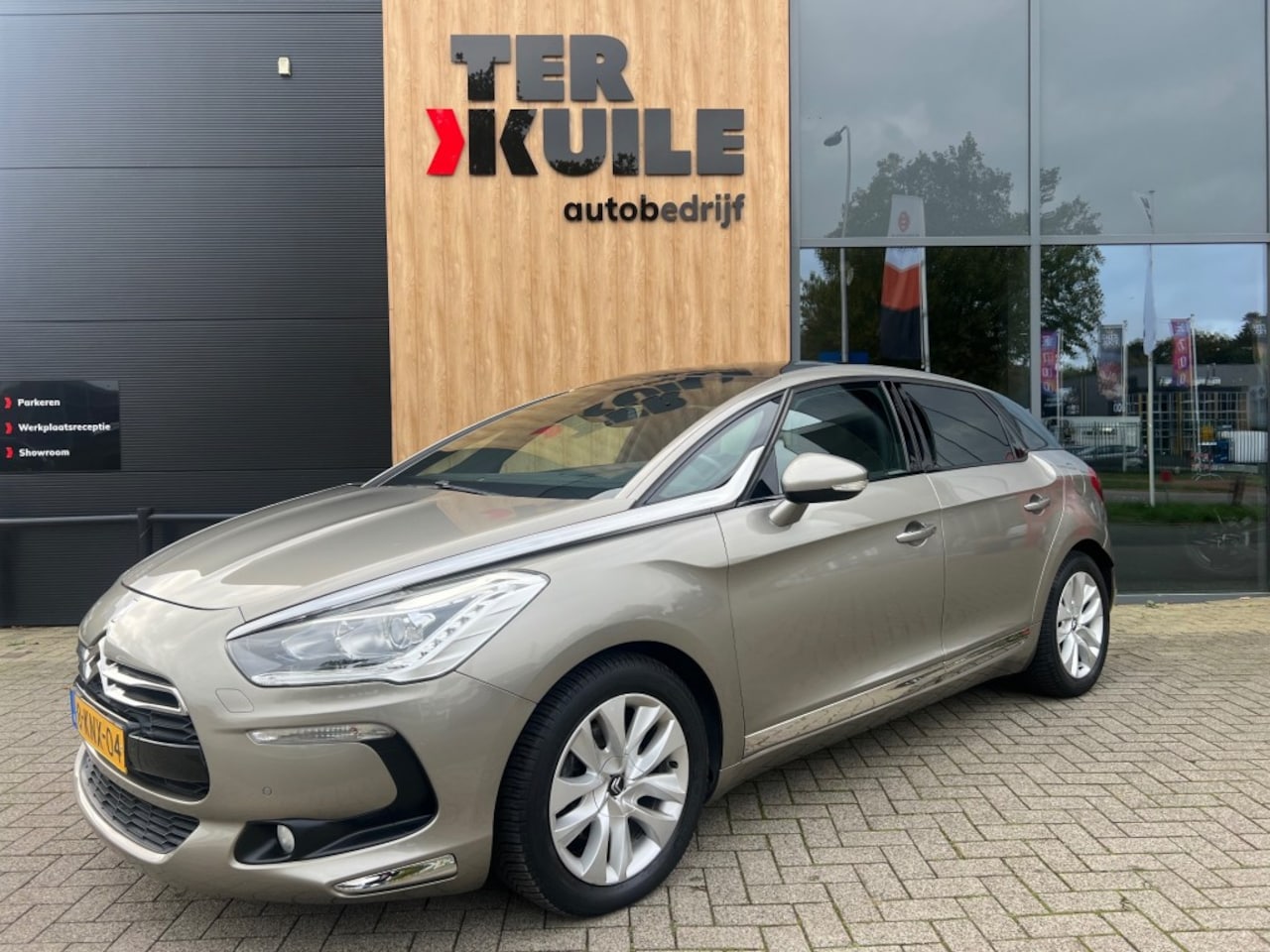 Citroën DS5 - 1.6 THP Business Executive / Lage Km / Pano - AutoWereld.nl