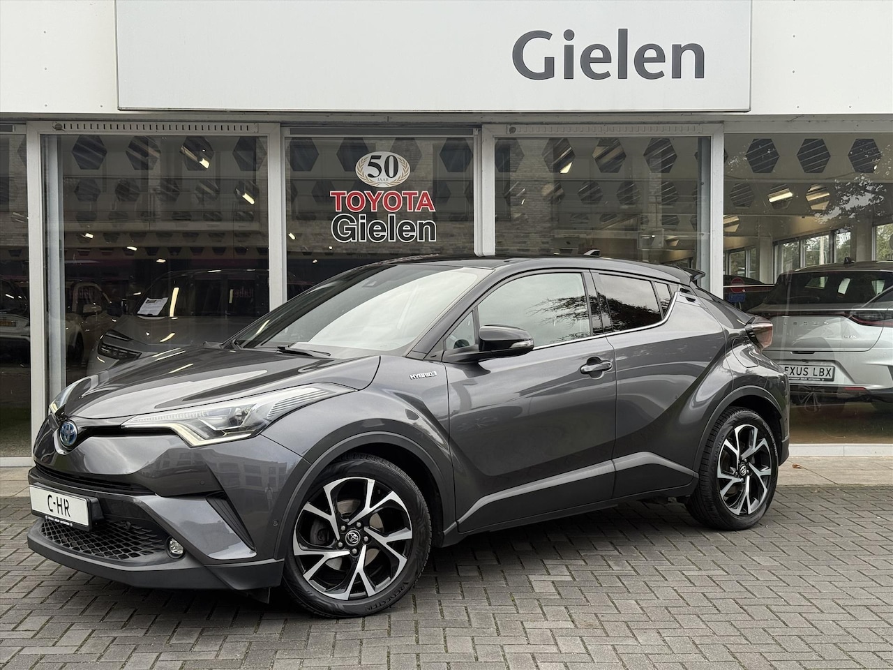 Toyota C-HR - 1.8 Hybrid Bi-Tone Plus | Leer, Stoel + Stuurverwarming, Navigatie, Dodehoekherkenning, Pa - AutoWereld.nl
