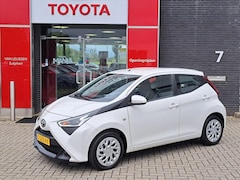Toyota Aygo X - X-PLAY 5-DEURS CAMERA AIRCO APPLE/ANDROID AUDIO-STUURWIELBED. LED-DAGRIJ BLUETOOTH NL-AUTO