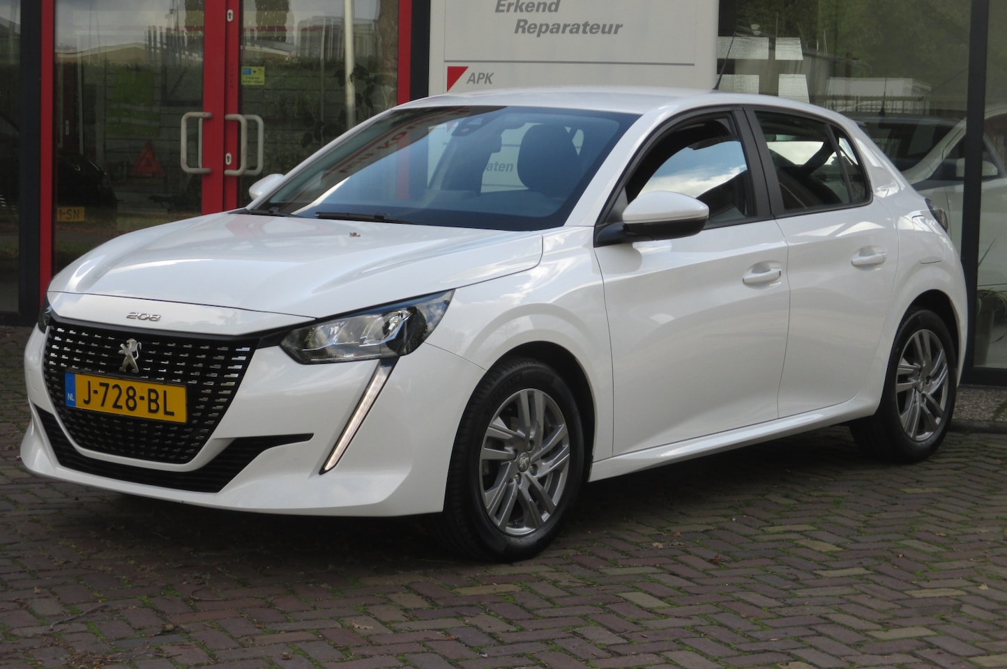 Peugeot 208 - 1.2 PureTech Blue Lease Active LDS/CAMERA/NAV/LM WIELEN/STUUR LEDER - AutoWereld.nl