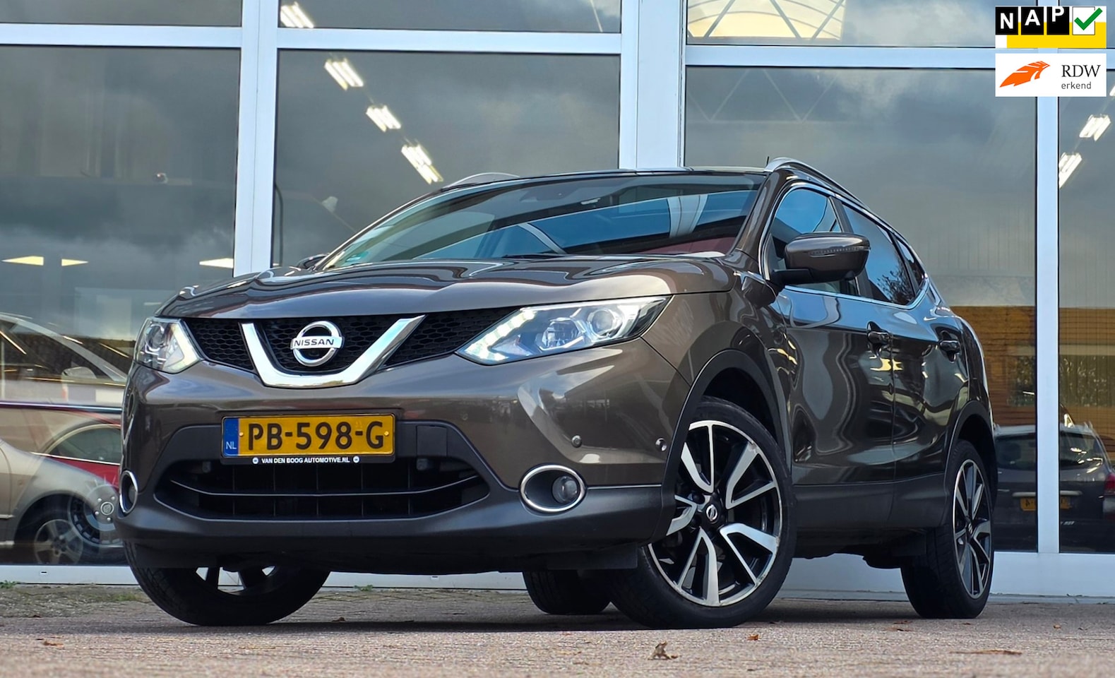 Nissan Qashqai - 1.2 Business Edition Leer Navi panoramadak Camera Mooi! - AutoWereld.nl
