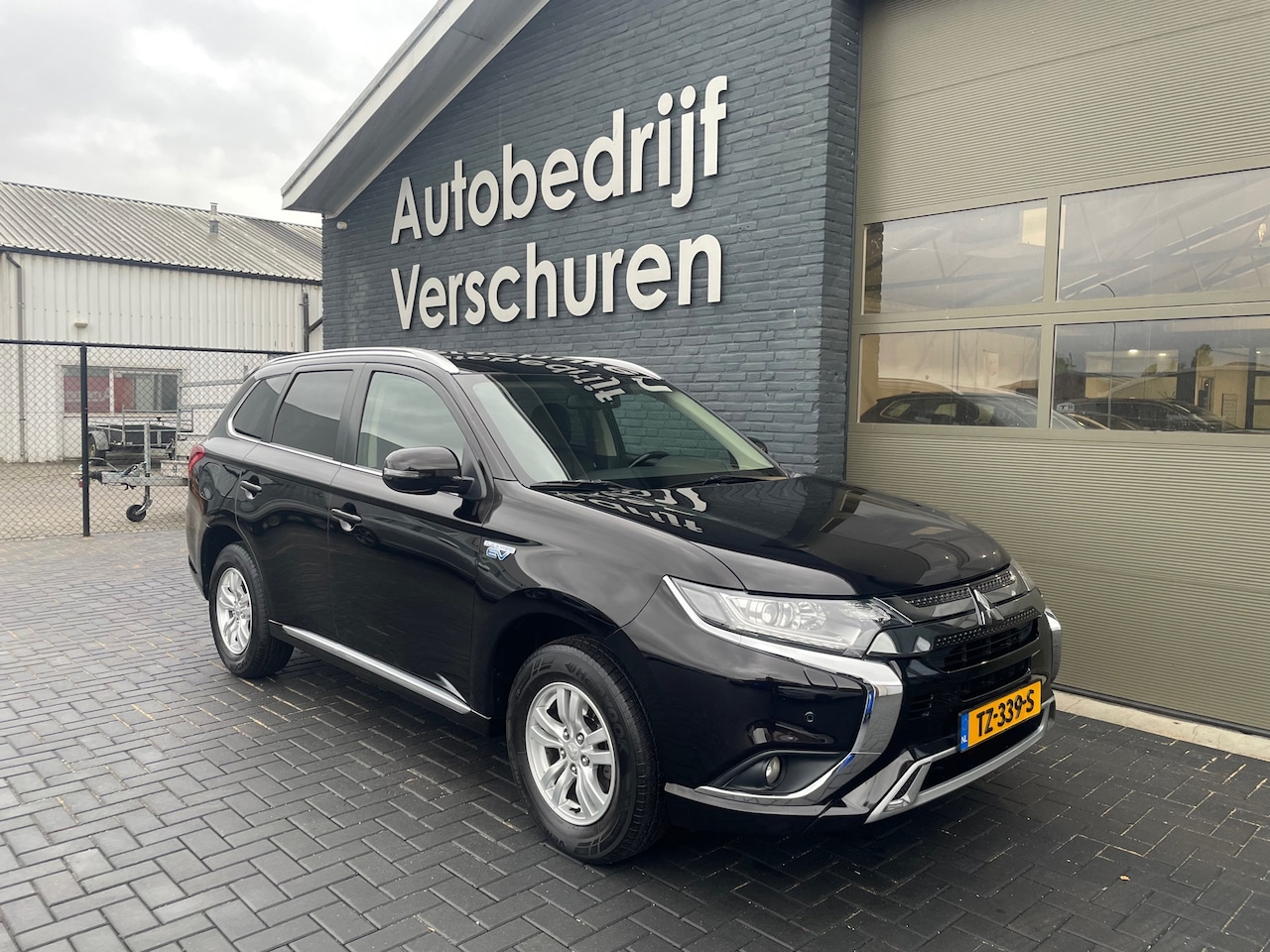 Mitsubishi Outlander - 2.4 PHEV Pure trekhaak alcantara keyless - AutoWereld.nl