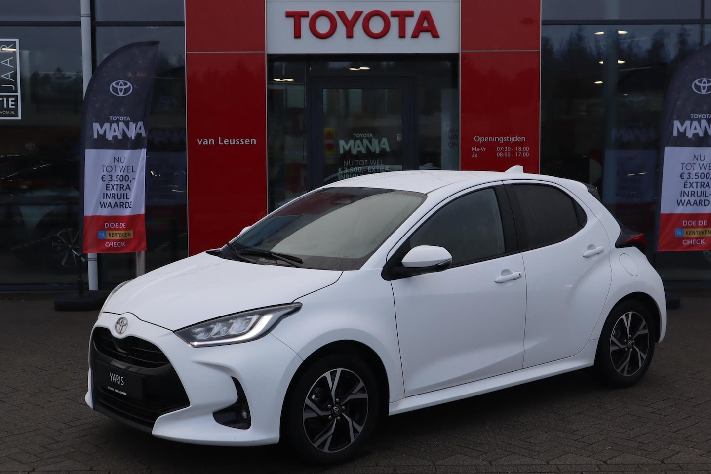 Toyota Yaris - 1.5 HYBRID DYNAMIC APPLE/ANDROID STOEL+STUURVERWARMING LM-VELGEN CAMERA AD-CRUISE - AutoWereld.nl
