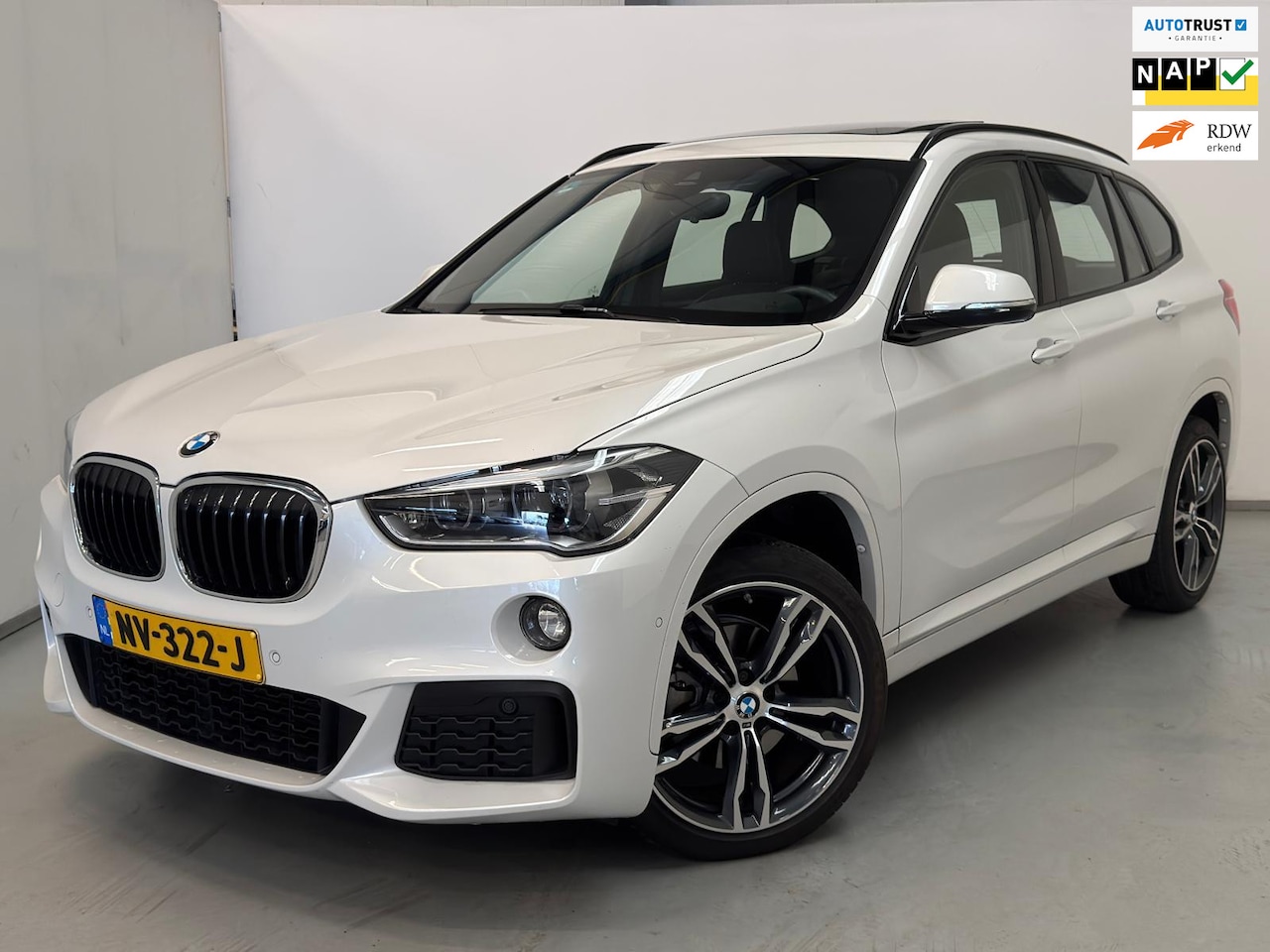 BMW X1 - SDrive18d Exe / M Pakket / Pano / NL-auto / Leder - AutoWereld.nl