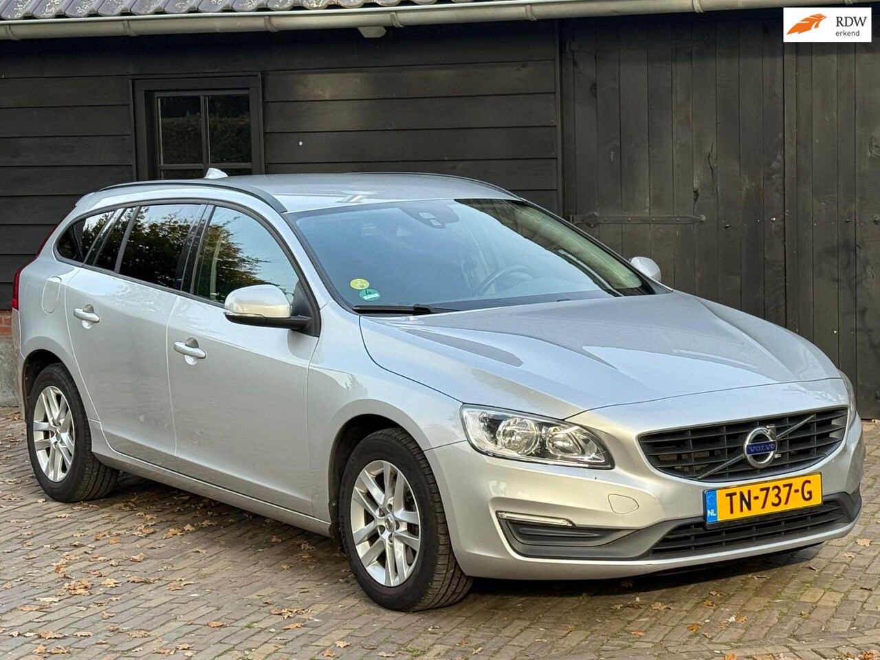 Volvo V60 - 2.0 D3 Momentum Navigatie/Parkeersensor/17ïnch lmv - AutoWereld.nl