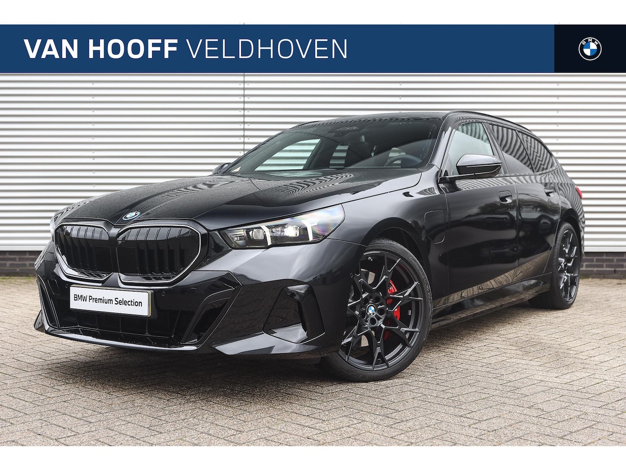 BMW 5-serie Touring - 550e xDrive M Sport Automaat / Panoramadak / Bowers & Wilkins / M Multifunctionele Stoelen - AutoWereld.nl