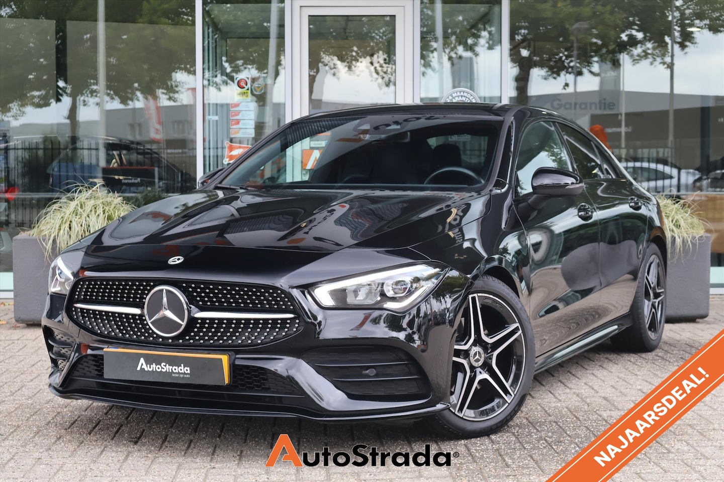 Mercedes-Benz CLA-Klasse - Coupé 180 AMG-Line | Camera | Cruise | Climate | Navi | Sfeerverlichting | Stoelverwarming - AutoWereld.nl