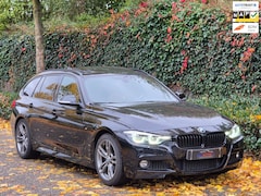 BMW 3-serie Touring - M Sport Panorama Apple CarPlay Elk. Trekhaak 6WB Dig. dash NAP NBT EVO Navi Draadloos lade