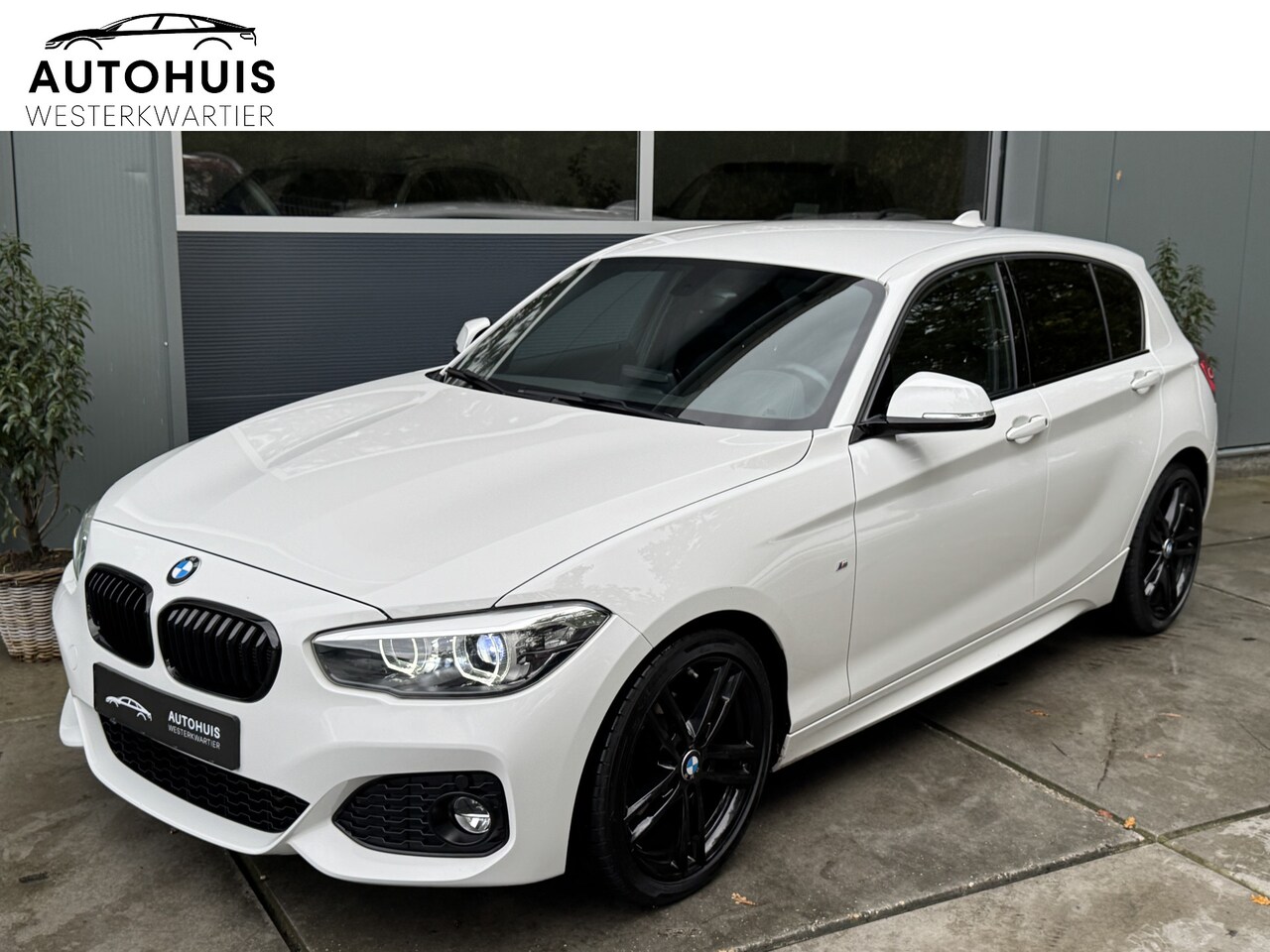 BMW 1-serie - 118i 136pk Automaat Executive PDC Navigatie LED - AutoWereld.nl