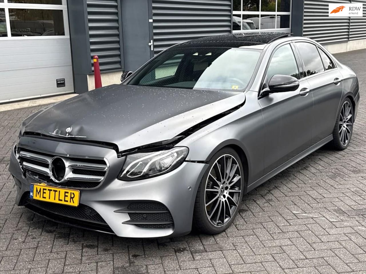 Mercedes-Benz E-klasse - 220 d AMG-Line Panoramadak, camera, amg pakket, matt grijs - AutoWereld.nl