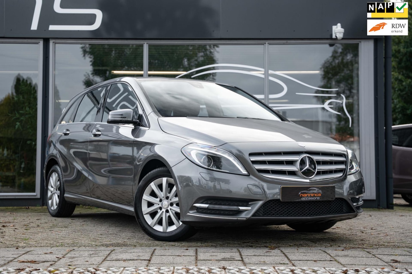 Mercedes-Benz B-klasse - 180 Ambition|Trekhaak|BI-Xenon|PDC|Navi|Cruise Control|Bluetooth|Airco| - AutoWereld.nl