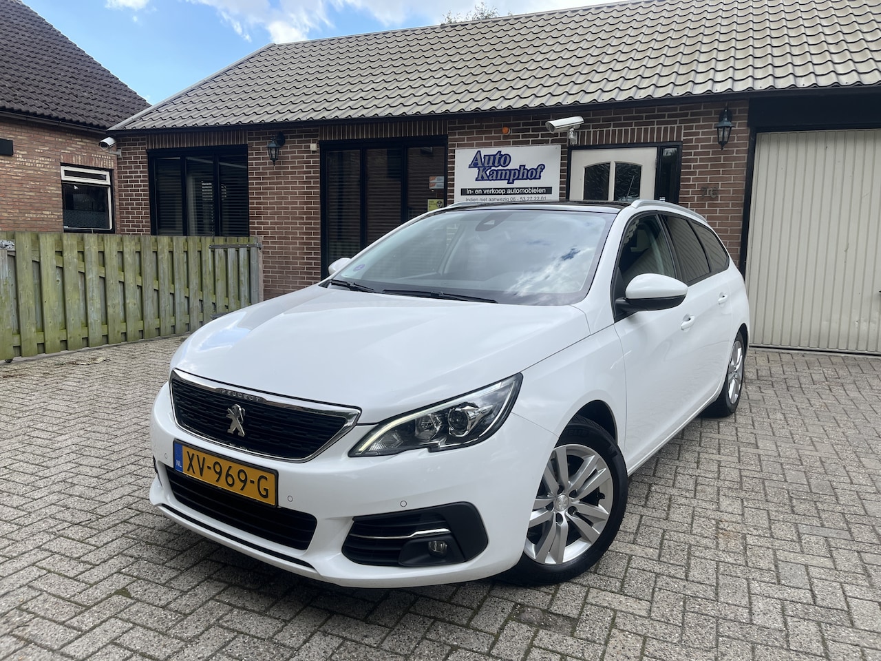 Peugeot 308 SW - 1.2 PureTech Blue Lease Executive Panodak - AutoWereld.nl