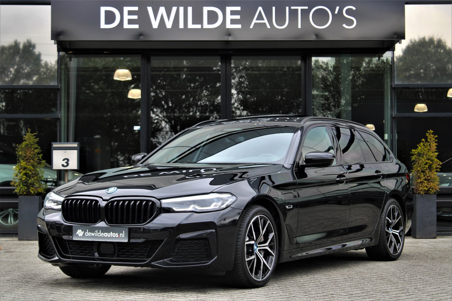 BMW 5-serie Touring - 530e xDrive M-sport 292pk Pano Leer Camera ACC DAB Apple CarPlay - AutoWereld.nl