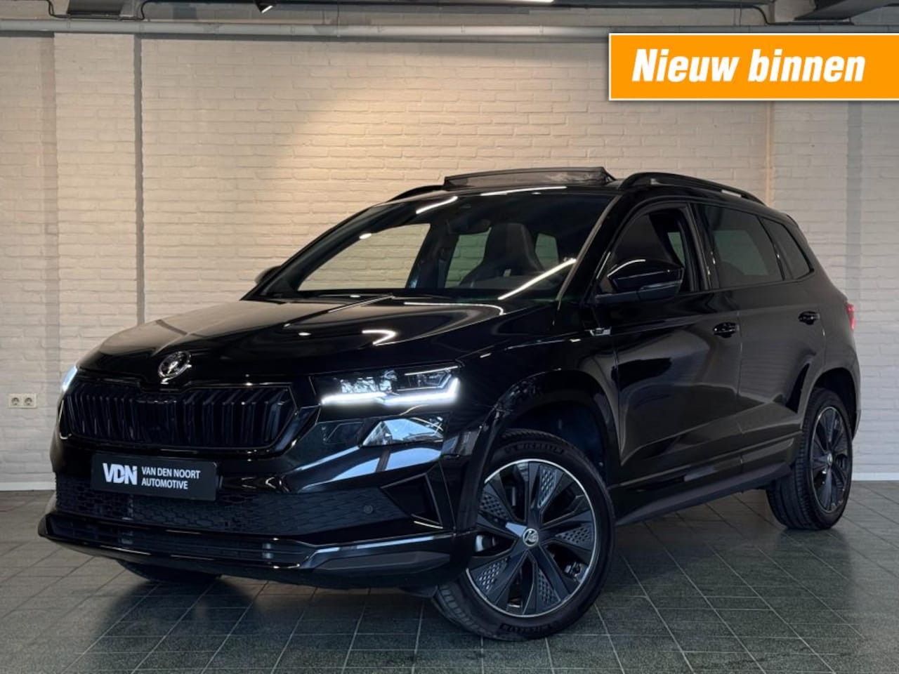 Skoda Karoq - 1.5 TSI ACT Sportline Business DSG Pano Virtual ACC Navi Stoelverw 18'' - AutoWereld.nl
