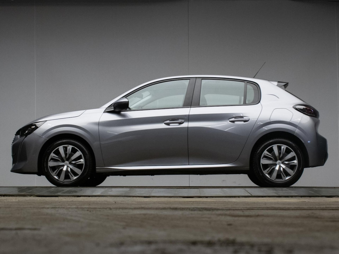 Peugeot 208 - 1.2 PureTech Blue Lease Active Sport (APPLE CARPLAY,NAVI,CRUISE,CLIMATE,PDC,LED,SPORTSTOEL - AutoWereld.nl