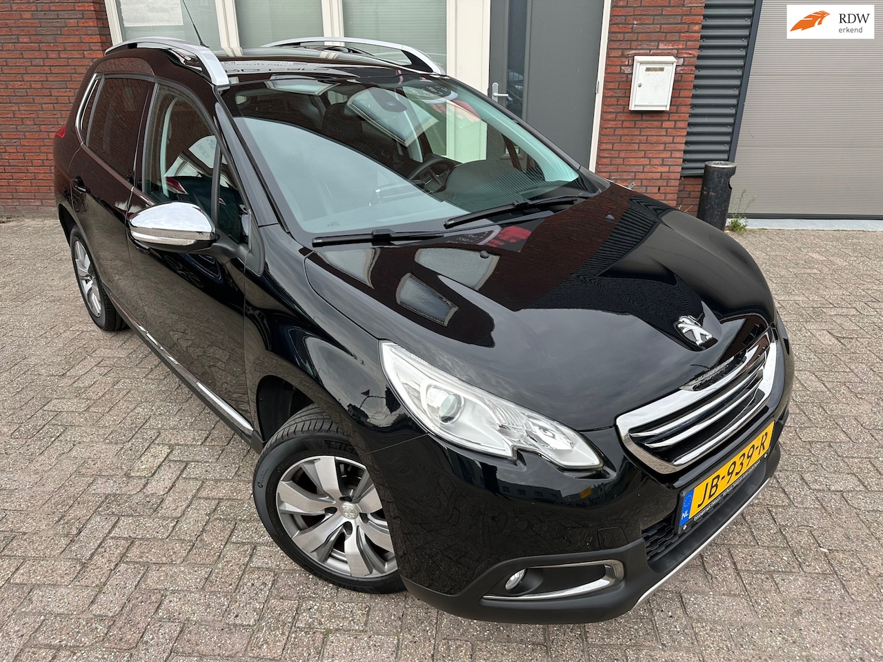 Peugeot 2008 - 1.2 PureTech Blue Lease Executive / Leder / Navi / Pano / PDC - AutoWereld.nl