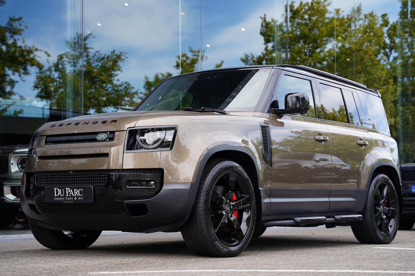 Land Rover Defender 110 - P 400 E HSE Urban Spec 6 Persoons Panoramaroof Side Steps - AutoWereld.nl