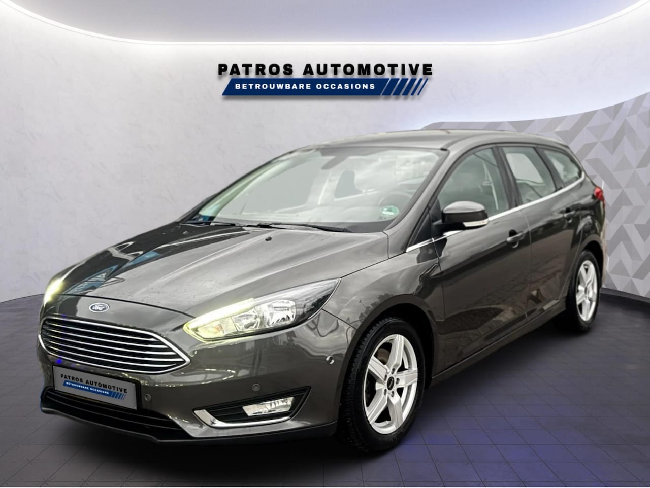 Ford Focus Wagon - 1.5 Titanium Automaat | Navi | Trekhaak - AutoWereld.nl