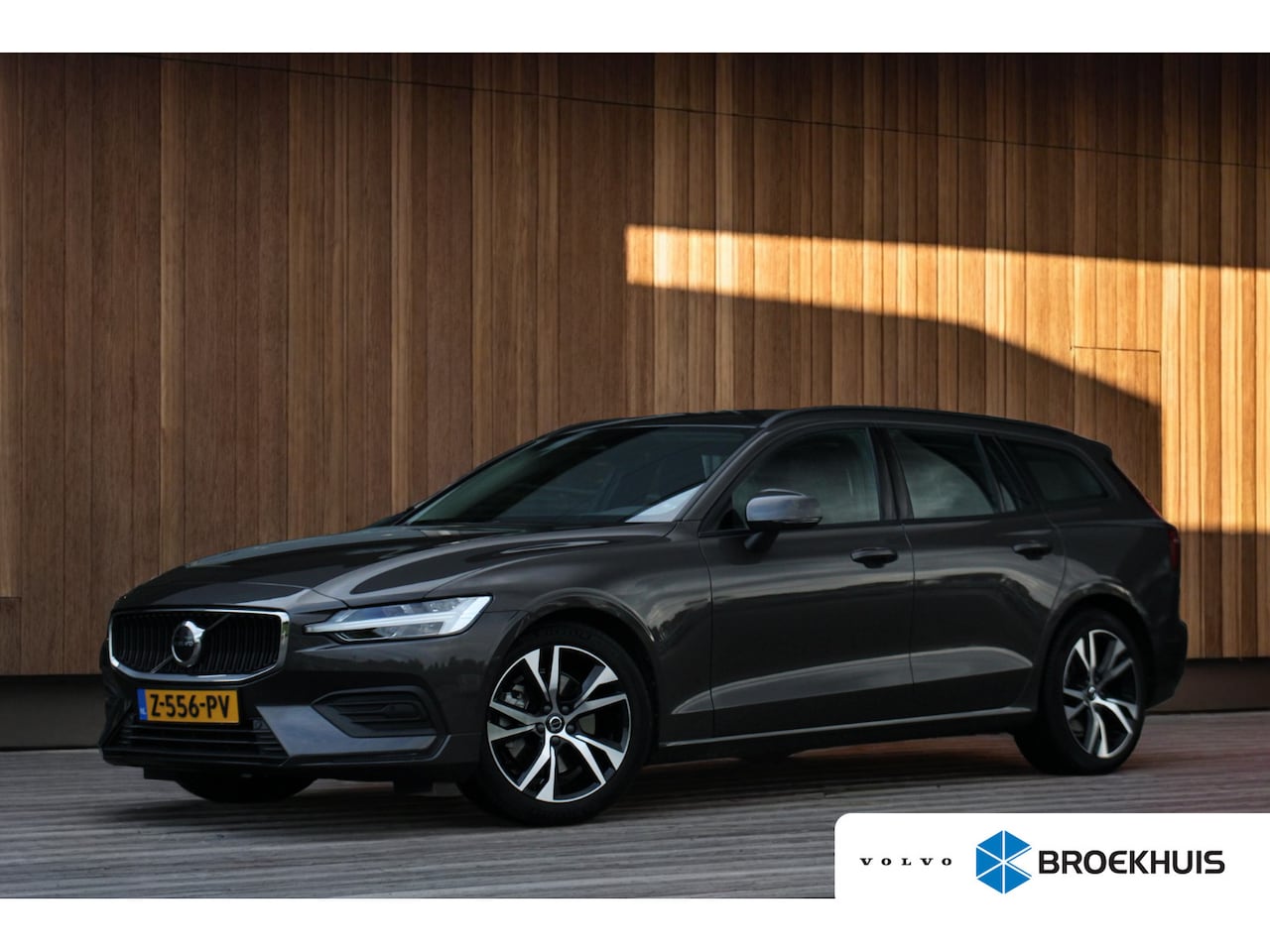 Volvo V60 - B3 Essential Edition | Adaptive Cruise | BLIS | Trekhaak | Stoelverwarming | Google | 18" - AutoWereld.nl