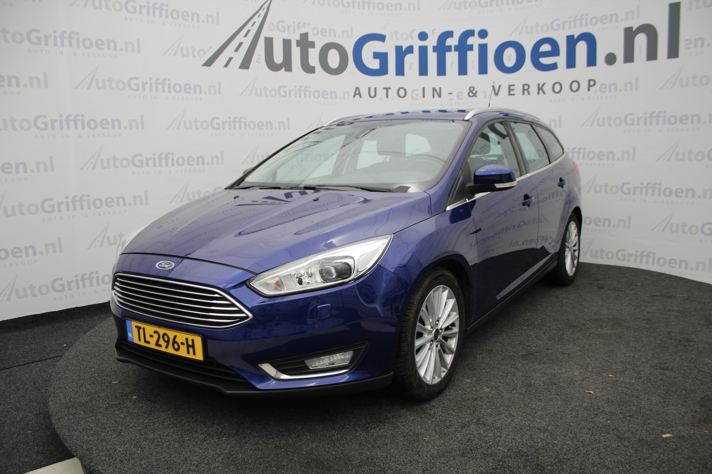 Ford Focus Wagon - 1.5 Titanium Edition nette stationcar met trekhaak - AutoWereld.nl