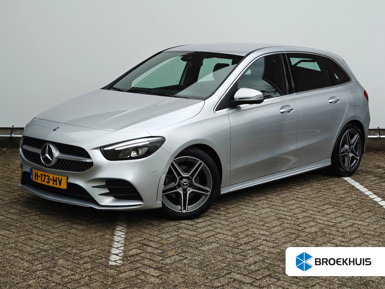 Mercedes-Benz B-klasse - 180 Business Solution AMG | AMG-styling | Achterbank in delen neerklapbaar | Achteruitrijc - AutoWereld.nl