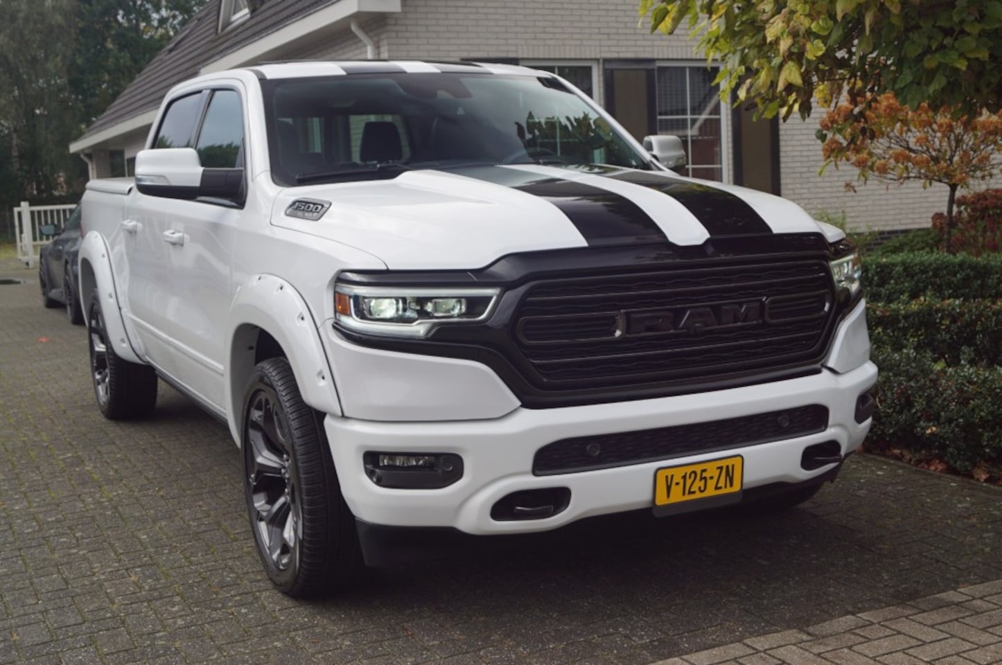 Dodge Ram 1500 - 1500 5.7 V8 4x4 Crew Cab (400pk) Limited Pano/Luchtvering/NAP/LPG - AutoWereld.nl