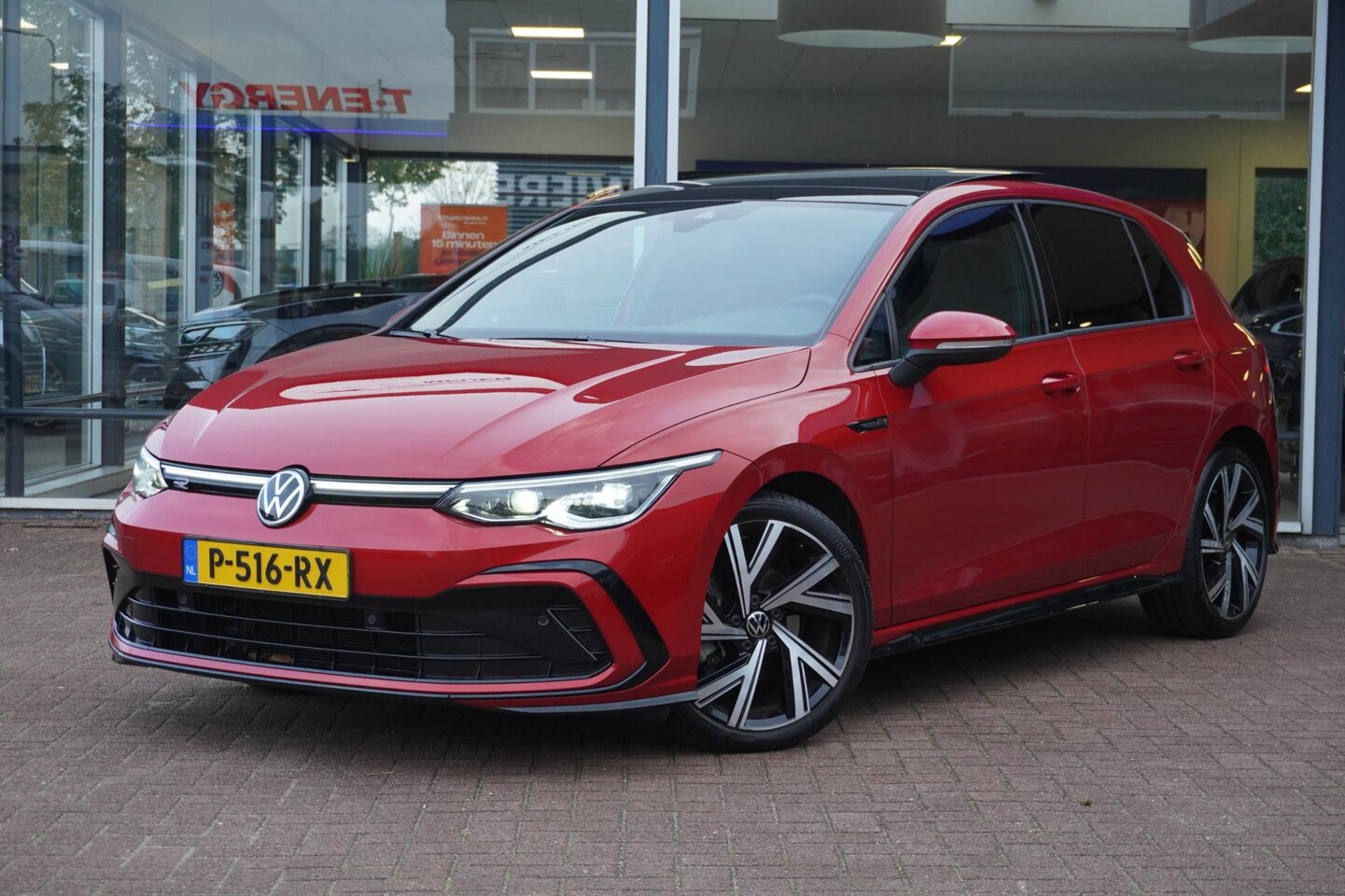 Volkswagen Golf - 1.5 eTSI R-Line Automaat | Airco | Vol opties | Panodak | Elek. Pakket | 2021 | Inruil mog - AutoWereld.nl