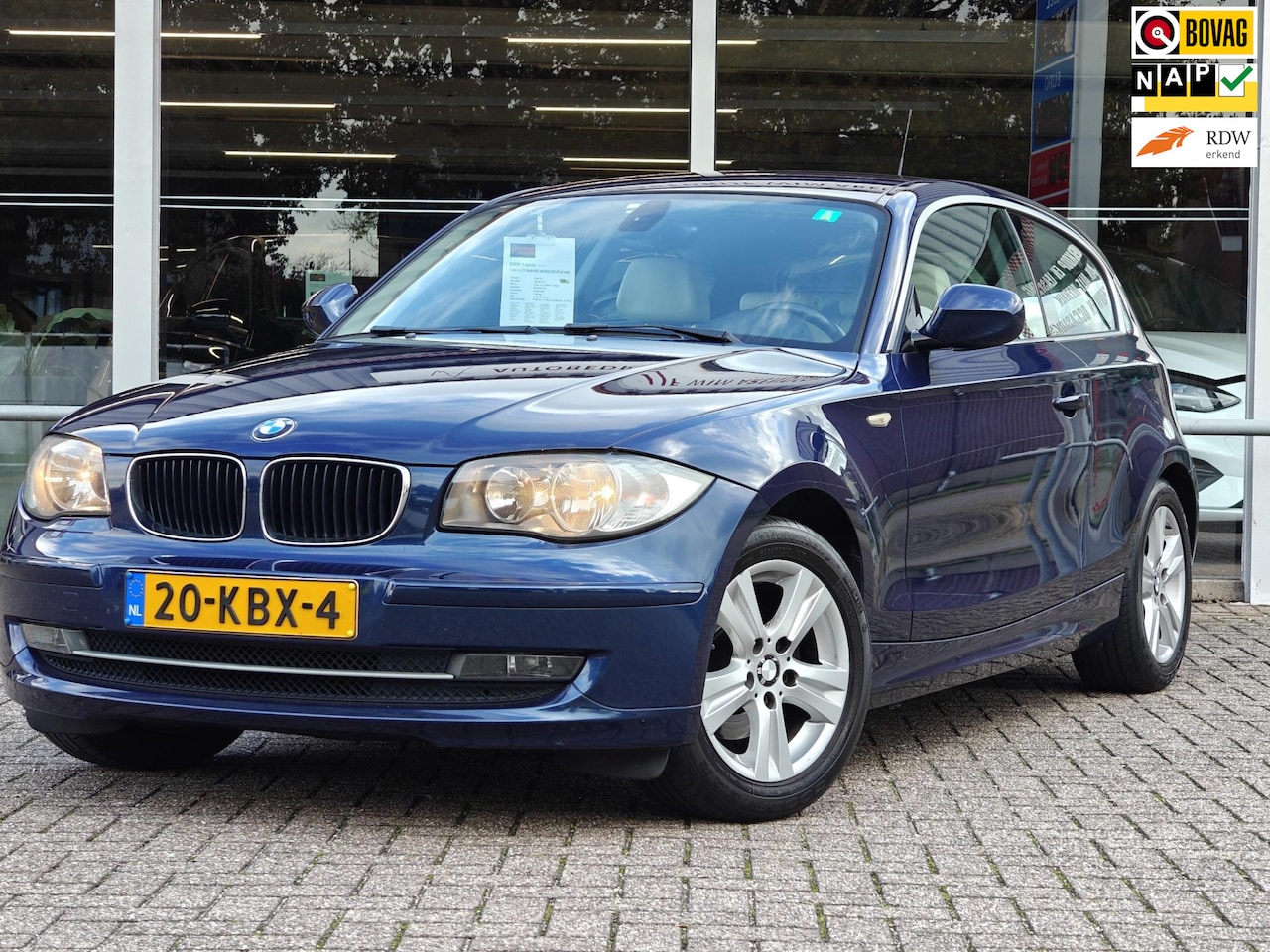 BMW 1-serie - 118i Business Line | Org. NL | Afneembare trekhaak | Lederen bekleding | Ketting en ABS ri - AutoWereld.nl