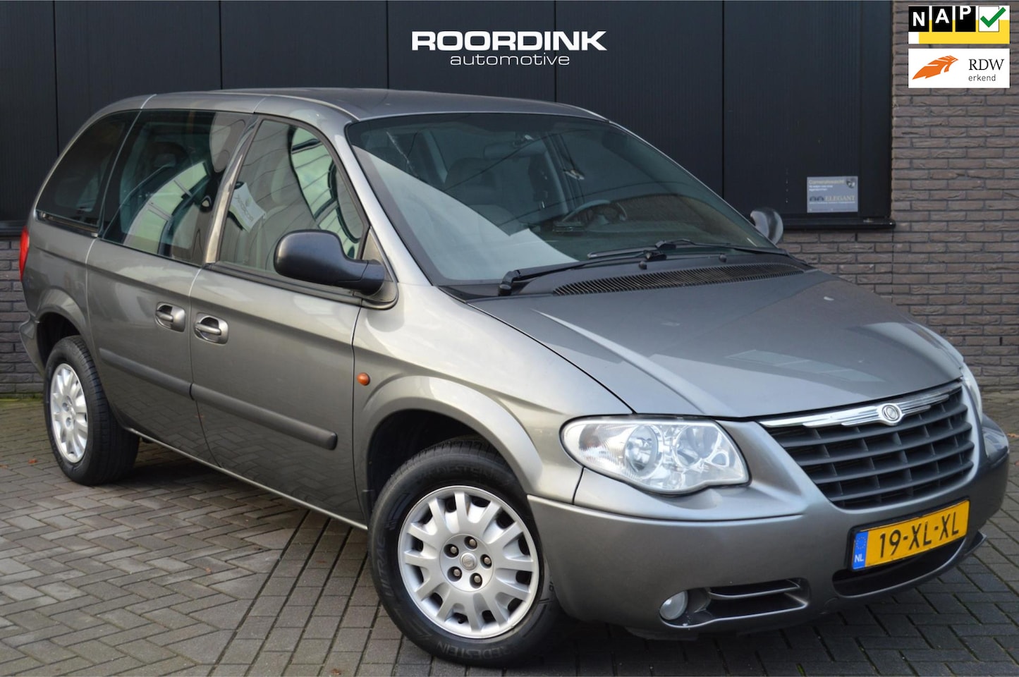 Chrysler Voyager - 3.3i V6|Clima|Automaat|7-persoons - AutoWereld.nl