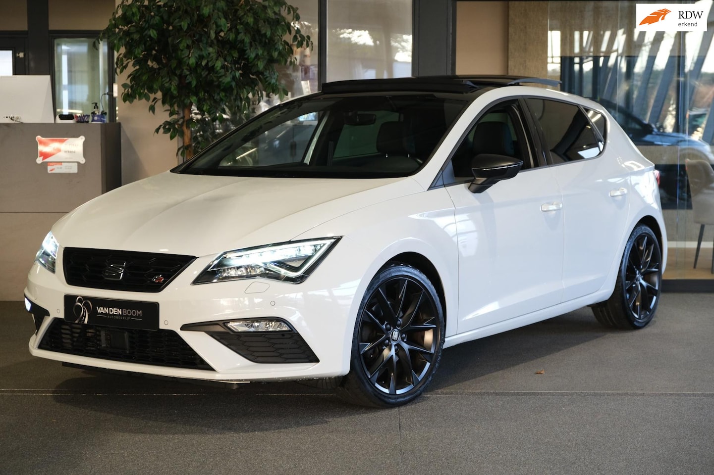 SEAT Leon - 1.5 TSI FR DSG Black Pack Pano Navi Led Leder Cruise Pdc - AutoWereld.nl