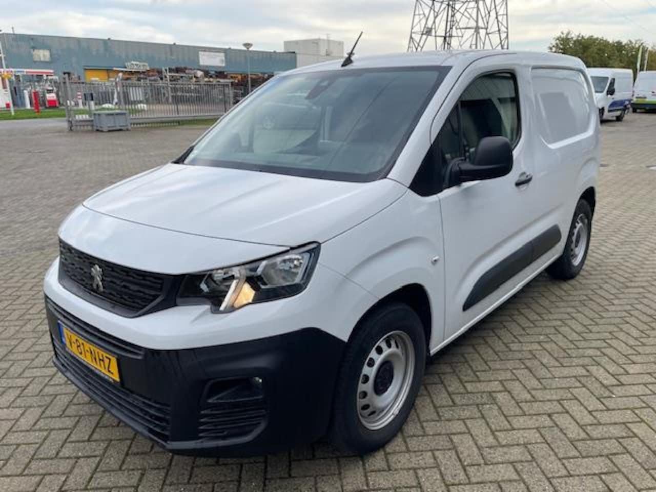 Peugeot e-Partner - 136 L1 50 kWh 136 L1 50 kWh 136Pk - AutoWereld.nl