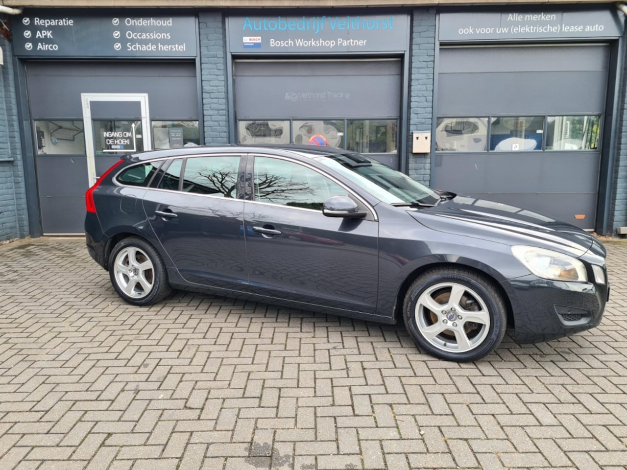 Volvo V60 - 1.6 T4 Momentum 180 PK Aut. - AutoWereld.nl