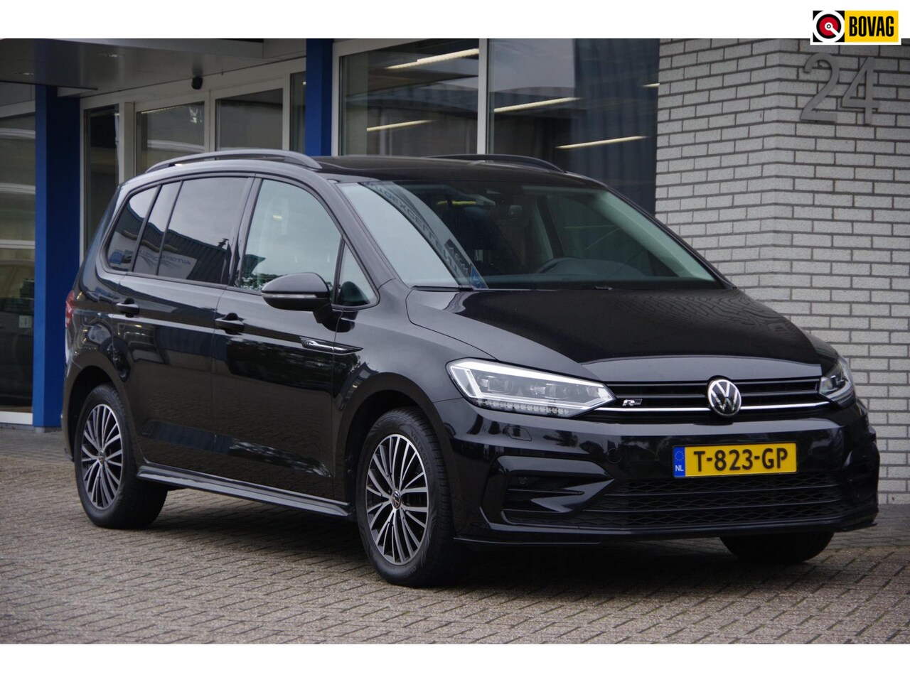 Volkswagen Touran - 1.5 TSI R-line 7-persoons Trekhaak Panoramadak Stoelverwarming - AutoWereld.nl