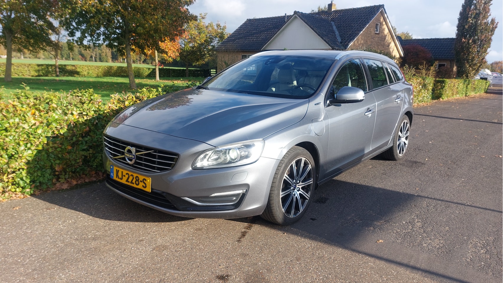 Volvo V60 - 2.4 D5 Twin Engine Special Edition CLIMA/NAVI/LEER/XENON BJ 2016 - AutoWereld.nl