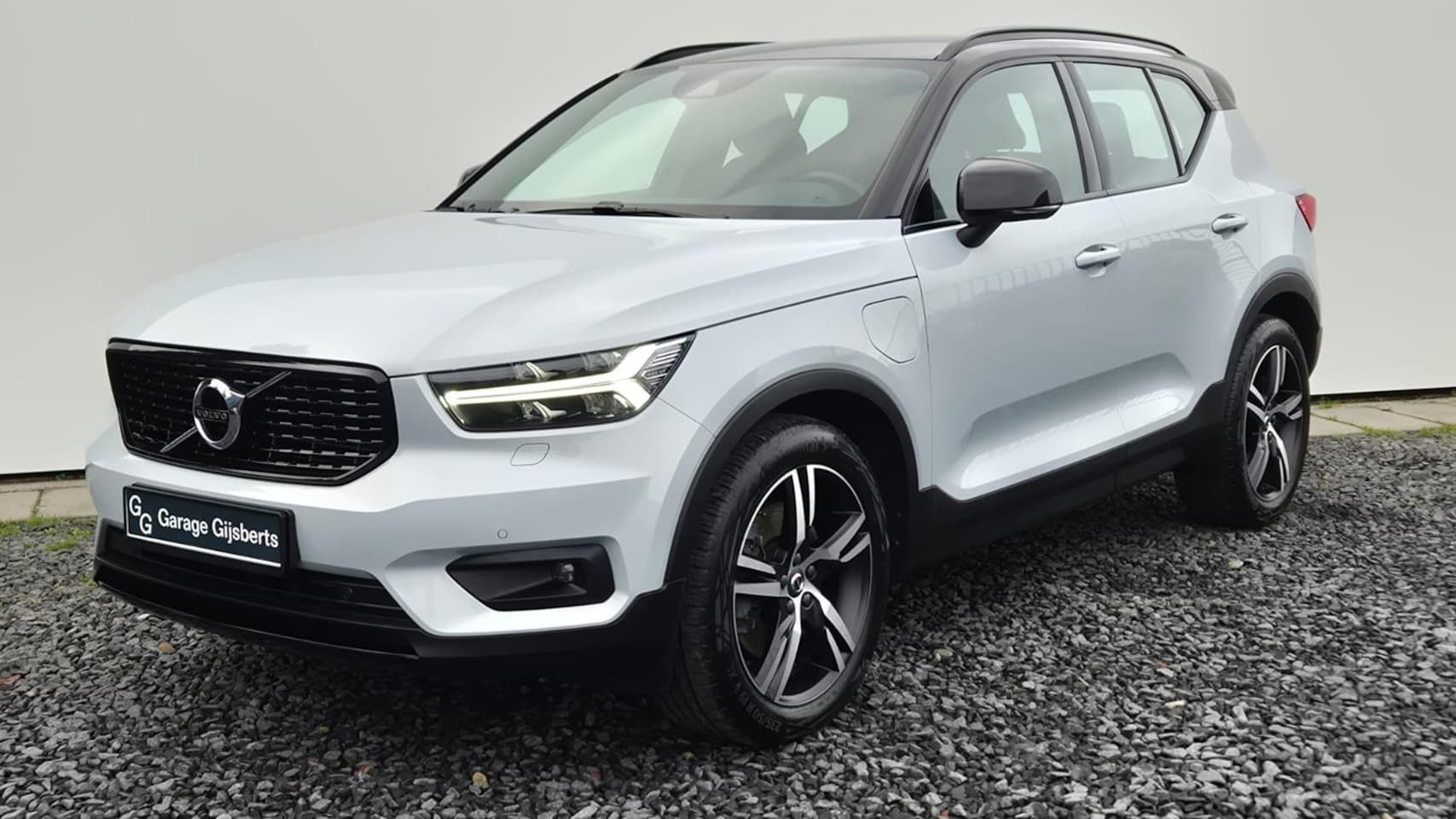 Volvo XC40 - 1.5 T5 Recharge R-Design 19" Wielen - Trekhaak - Harman Kardon Audio - Climate - Two Tone - AutoWereld.nl