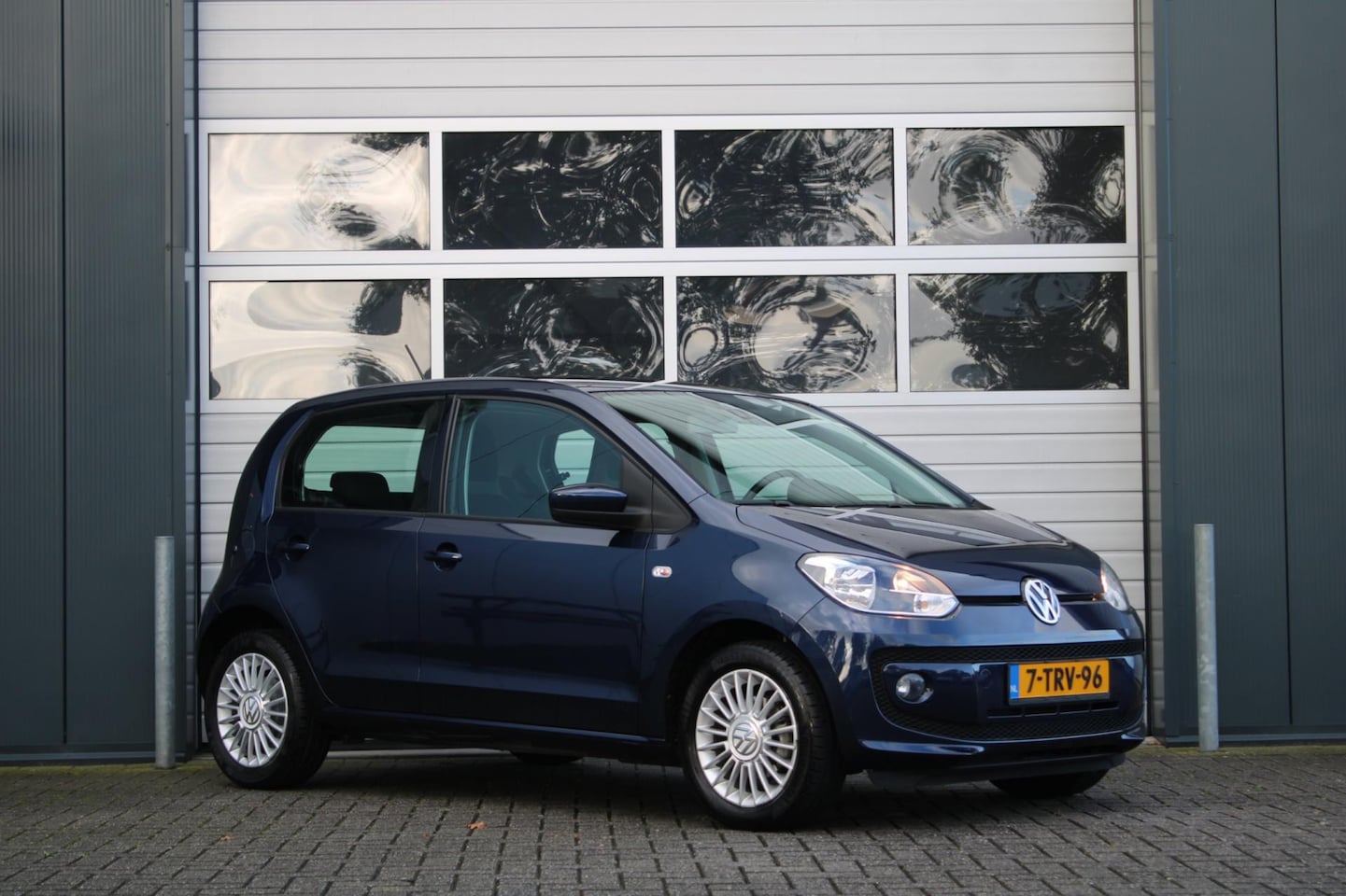 Volkswagen Up! - 1.0 high up! Automaat 5-Deurs Airco/Cruise/PDC/Navi/Bluetooth/15"LM/Elek.Ramen/1e.Eigenaar - AutoWereld.nl