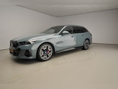 BMW i5 Touring - eDrive40 | M-Sportpakket | LED | Navigatie | Active cruise | Schuifdak | Trekhaak | DAB |