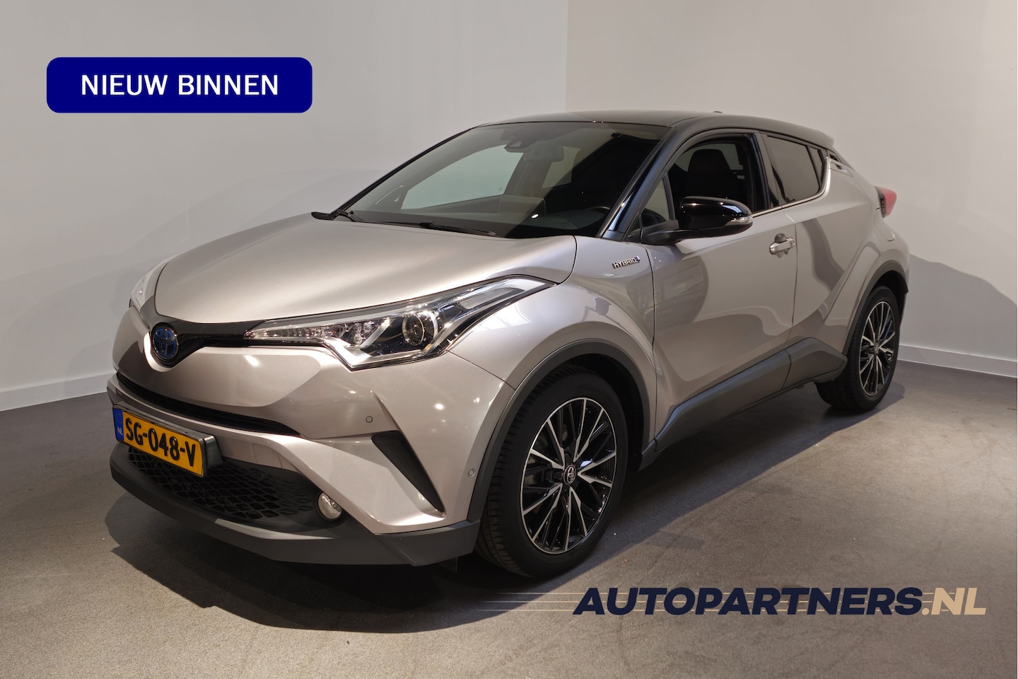 Toyota C-HR - 1.8 Hybrid Style Bi-Tone - Stoelverwarming - Adaptive Cruise - Dodehoekdetectie - JBL Audi - AutoWereld.nl