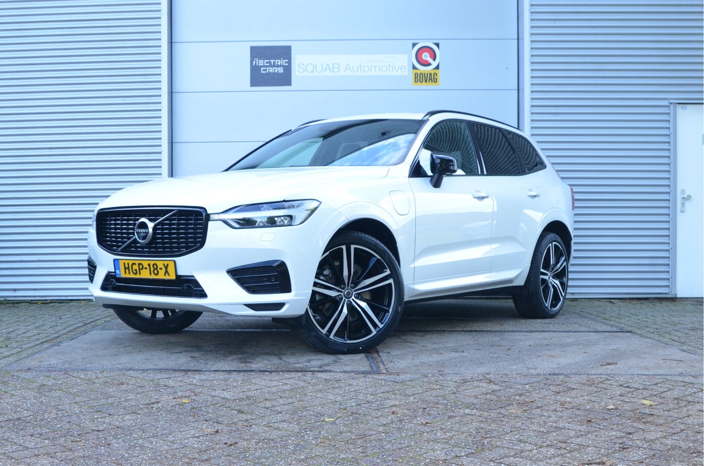 Volvo XC60 - 2.0 T8 AWD Inscription Pano, Luchtvering, 21", HUD, Trekhaak (2.100kg) - AutoWereld.nl