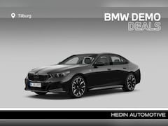 BMW 5-serie - 520i M Sport pakket | Glazen panoramadak | Harman-Kardon sound system | Trekhaak met elekt