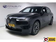 BMW iX - xDrive50 112 kWh | Panoramadak | Trekhaak | Luchtvering | Harman Kardon | 24 maanden Premi