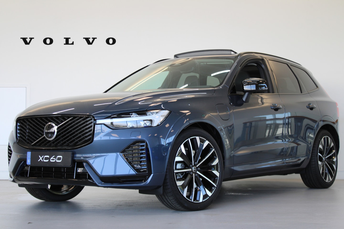 Volvo XC60 - T6 350PK Ultra Dark | Luchtvering | Getint Glas | B&W Audio | Massage - AutoWereld.nl